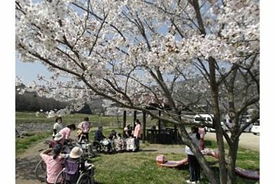 特別養護老人ホーム篠山すみれ園 の 介護職員（夜勤パート）