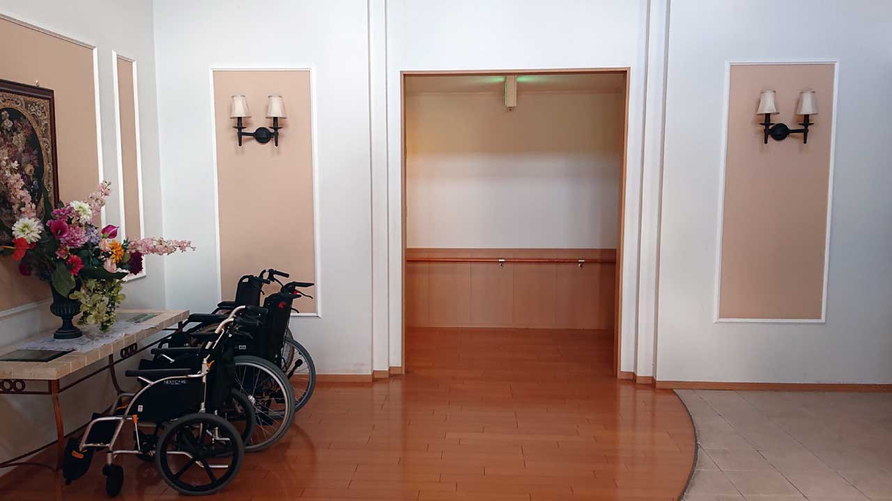 住宅型有料老人ホーム HIBISU泉大津 の 介護福祉士（正社員）
