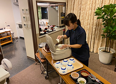 サービス付き高齢者向け住宅グループリビングあやせ の 食事セッティング、配膳・下膳 / 日勤パート