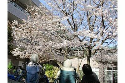 特別養護老人ホーム富士見園 の 介護職（介護福祉士・正社員/大卒以上）